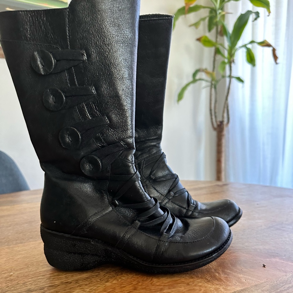 Black boots, little bit above calves Comfortable for walking for hours.